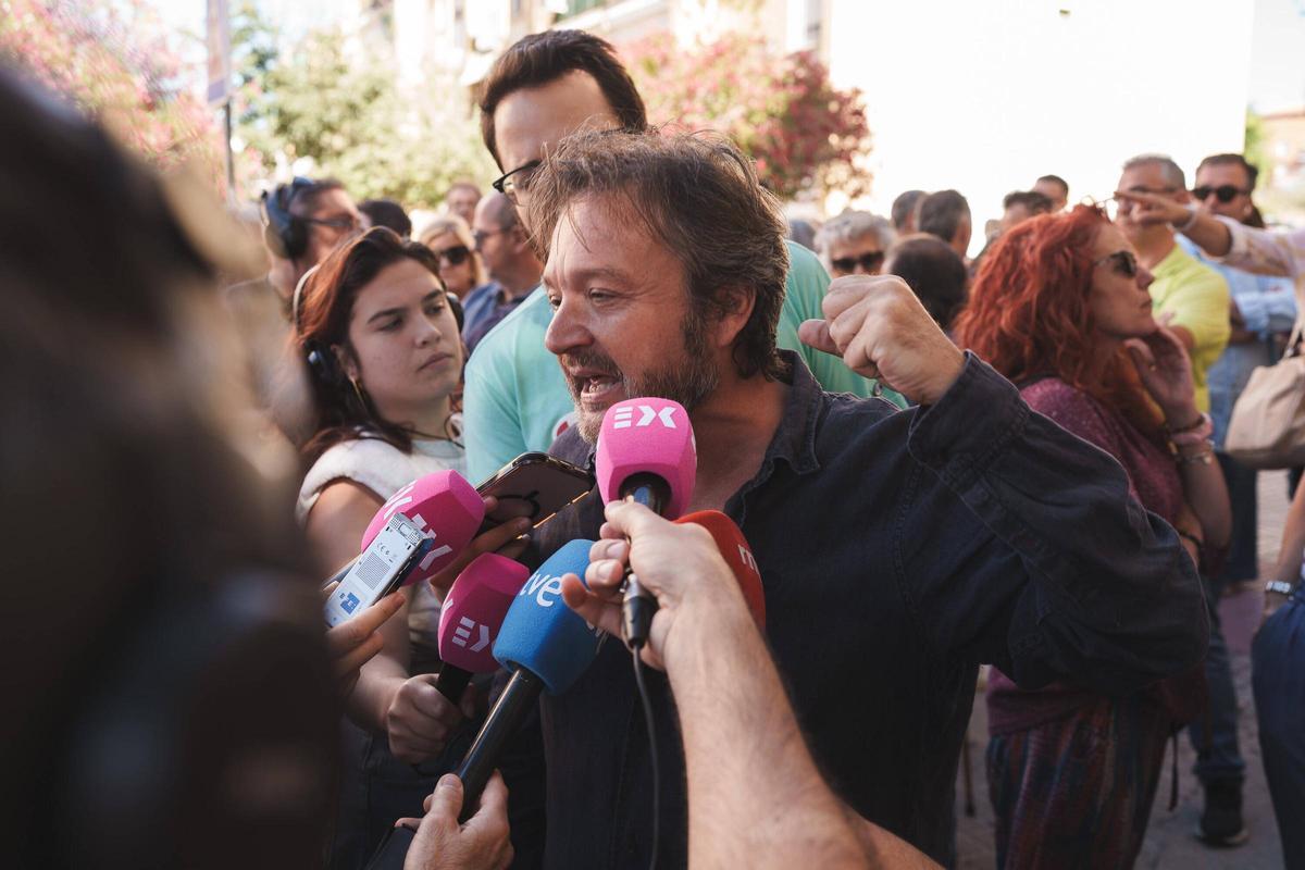 Fotogalería | Mérida arropa a Juan Carlos Nieto, el funcionario del SEPE expedientado por atender sin cita previa Fotogalería | Mérida arropa a Juan Carlos Nieto, el funcionario del SEPE expedientado por atender sin cita previa