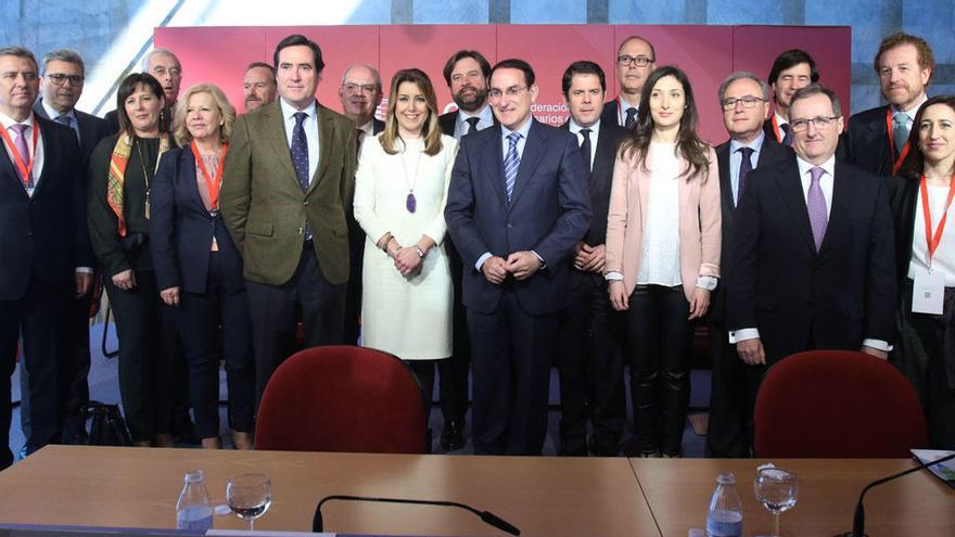 González de Lara, acompañado en el centro de la imagen por la presidenta de la Junta, Susana Díaz, y el presidente de Cepyme, Antonio Garamendi.