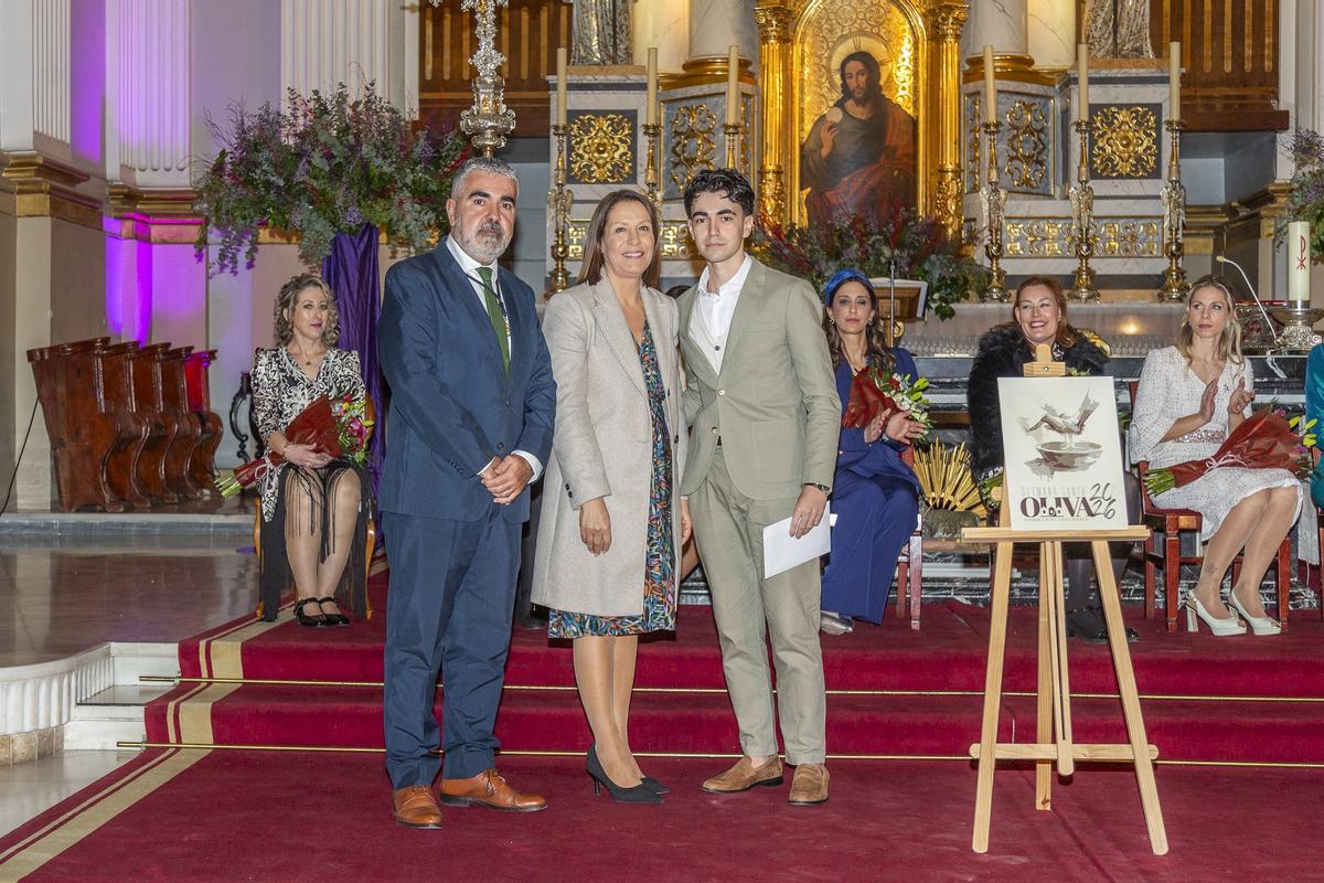 Ganador del cartel con la alcaldesa y el presidente de la Junta Mayor.