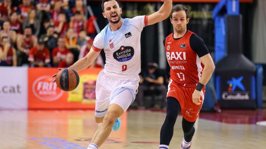 El base francés Leo Westermann, con el balón, durante el partido ante Manresa en el Nou Congost