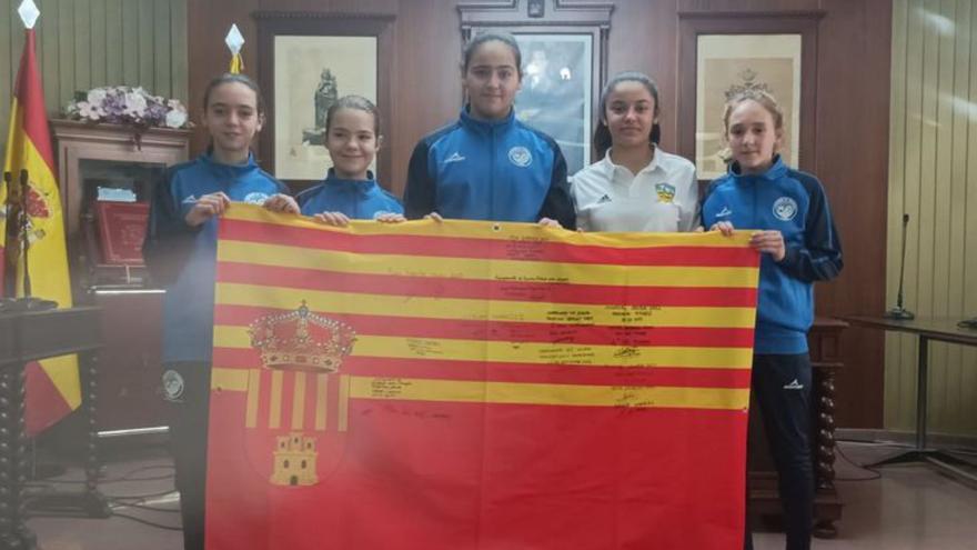 Las jóvenes deportistas antes de su viaje a Galicia. | SERVICIO ESPECIAL