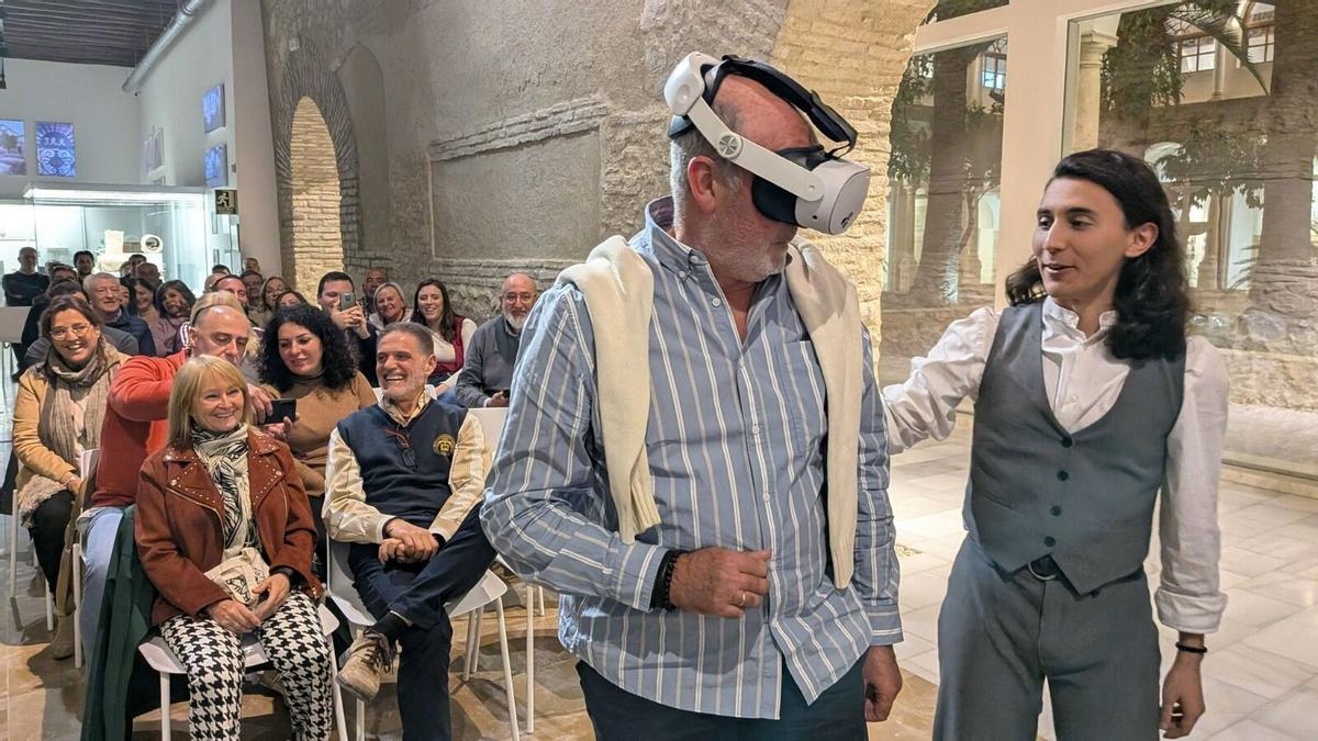 Un usuario prueba la visita virtual a la Cueva del Ángel en la presentación del proyecto en la Casa de los Mora en Lucena