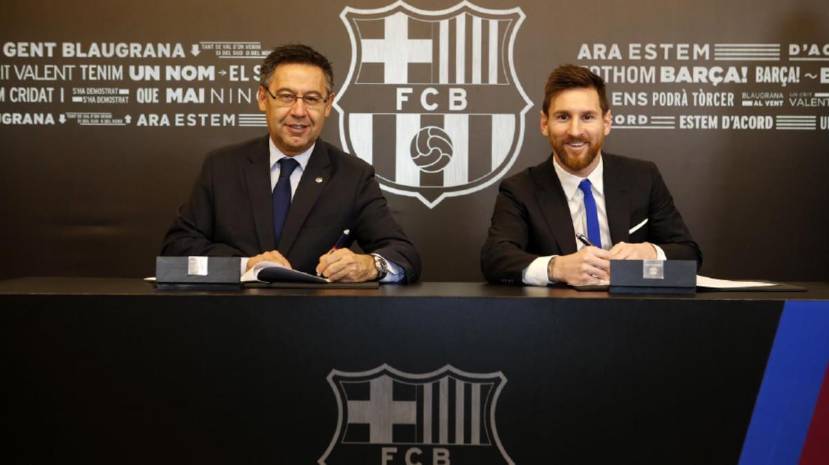 Messi y Bartomeu, durante el acto de la firma