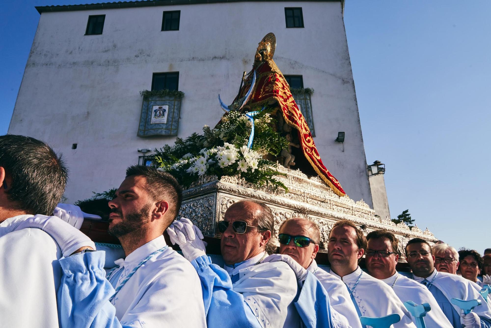 La patrona de Cáceres abre su Año Jubilar con cientos de devotos en el santuario