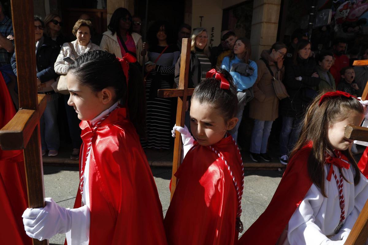 EN IMÁGENES: el desenclavo y la procesión del Santo Entierro en Avilés