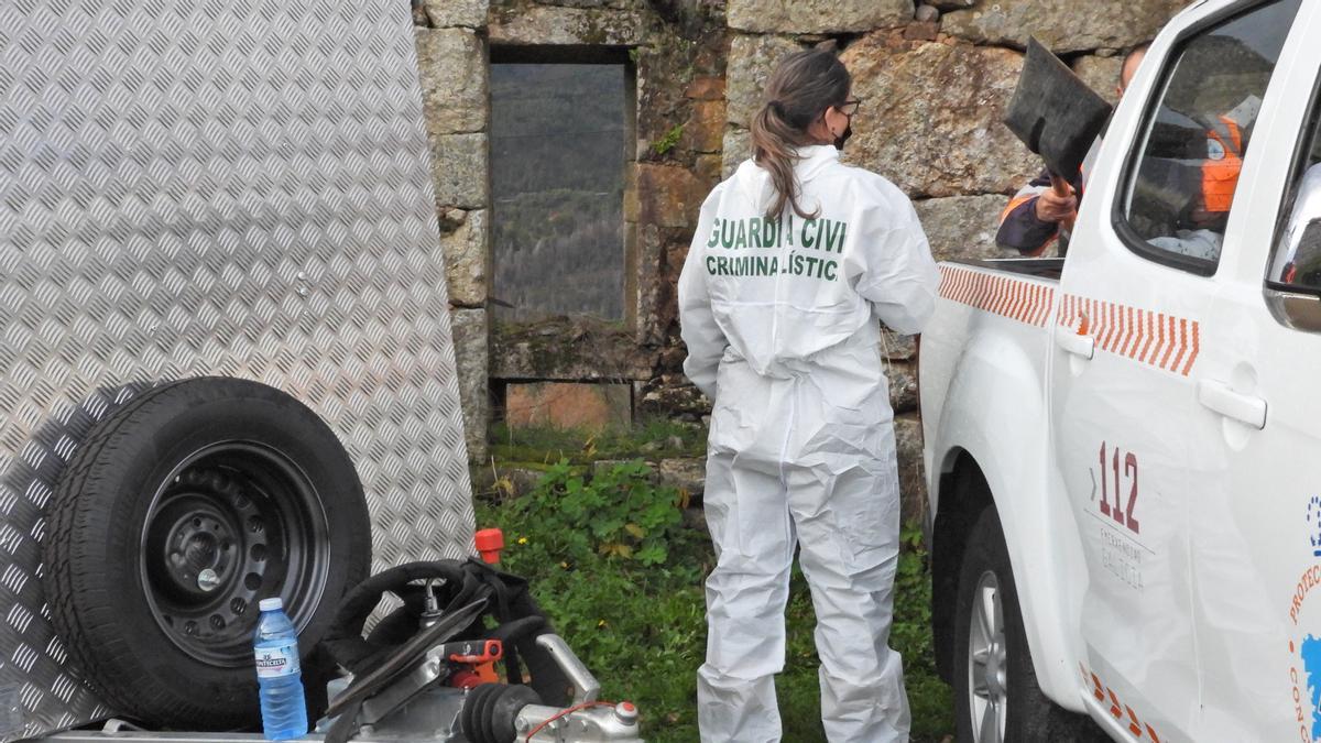 Miembros del equipo de criminalística de la Guardia Civil en plena inspección en la casa de San Benito de Rabiño, en Cortegada (Ourense)