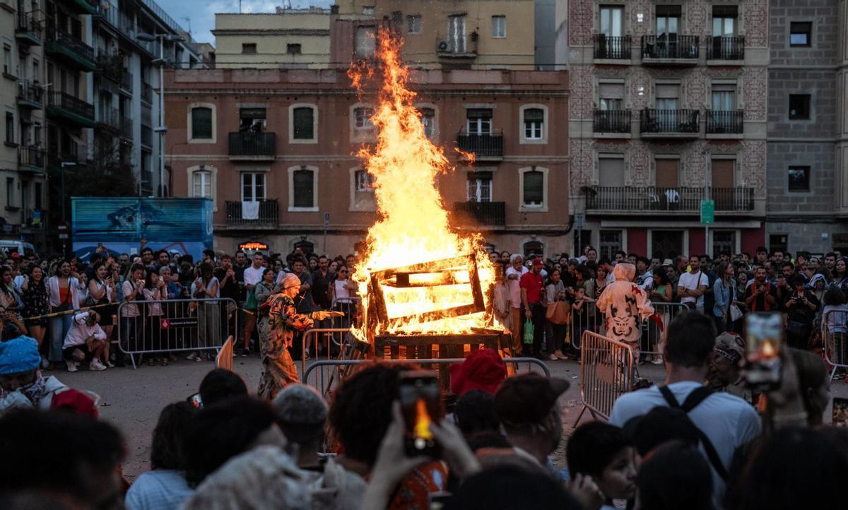 Les platges de BCN s’omplen de festa i revetlla