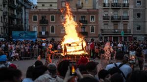 Les platges de BCN s’omplen de festa i revetlla