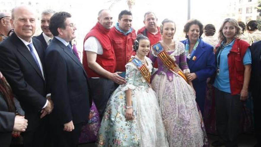 Los pirotécnicos posaron ayer con las falleras y responsables políticos tras la «mascletà».