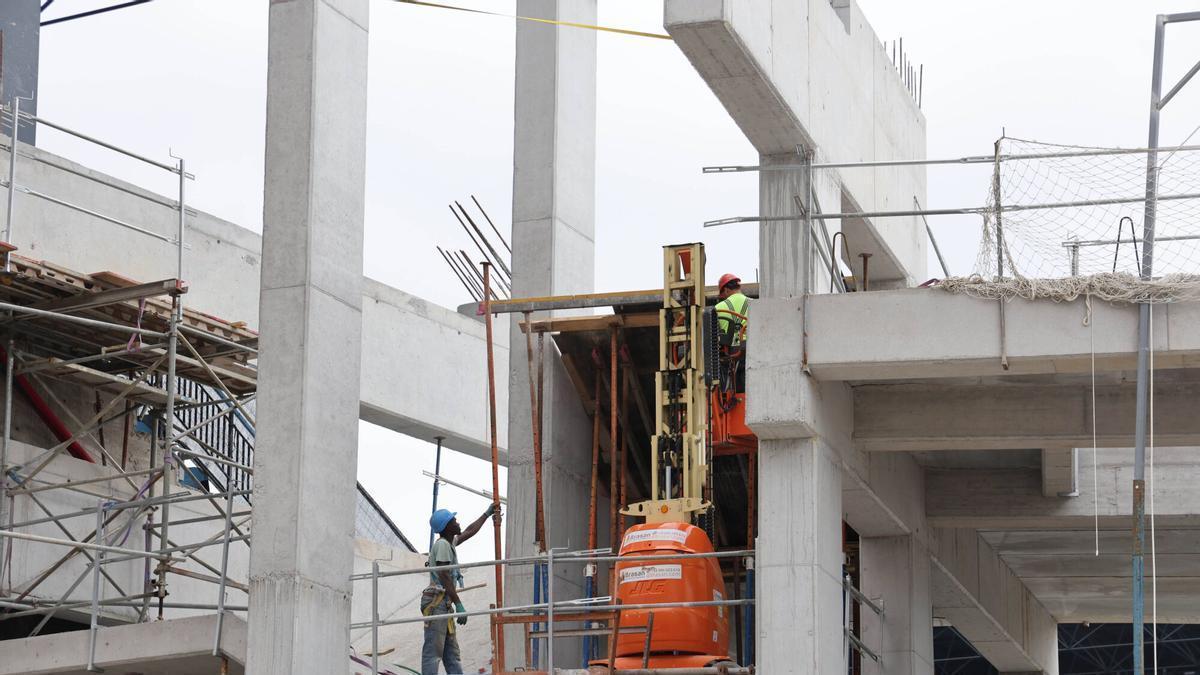 Operarios trabajando esta semana en la construcción de la grada de Gol.