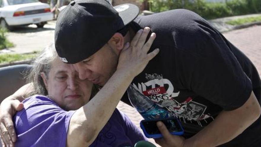 Un vecino abraza a la abuela de Michelle Knight.