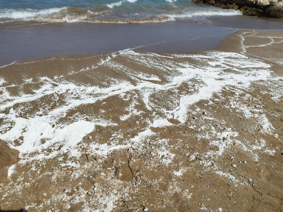 El vertido aparecido en las playas que ha obligado al cierre al baño.