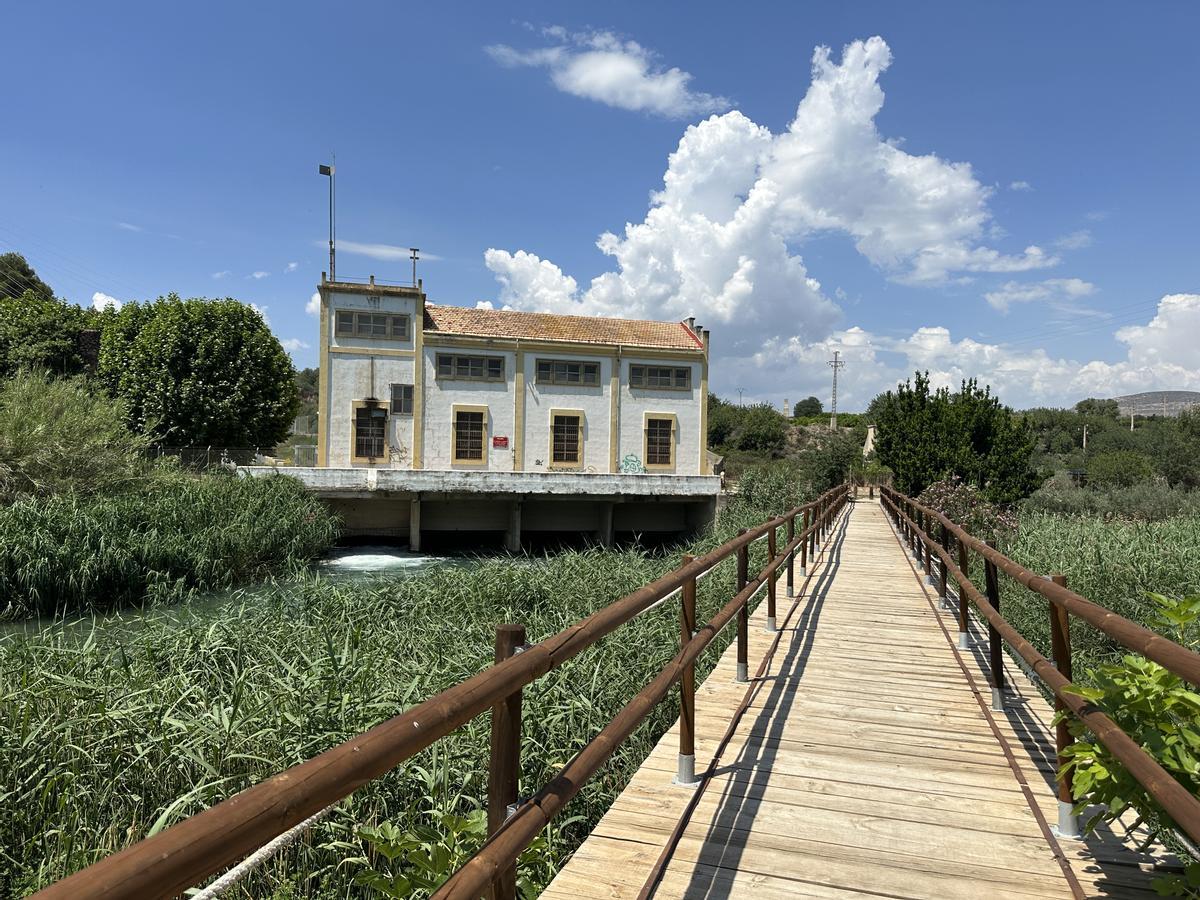 Pasarela sobre el río Turia y central hidráulica.