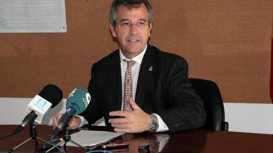 El alcalde de Estepona, José María García Urbano, durante la rueda de prensa.