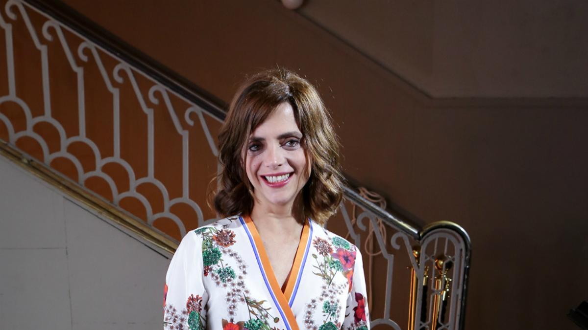 Macarena Gómez con vestido-kimono floral de Sandro París