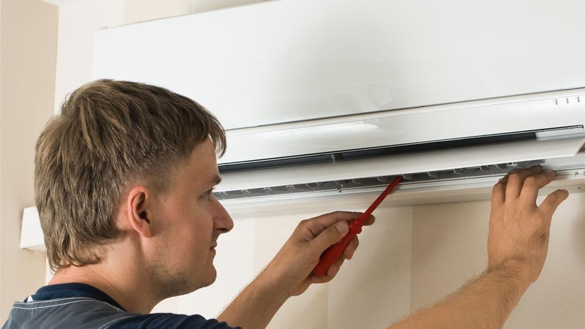 Un instalador de aire acondicionado.