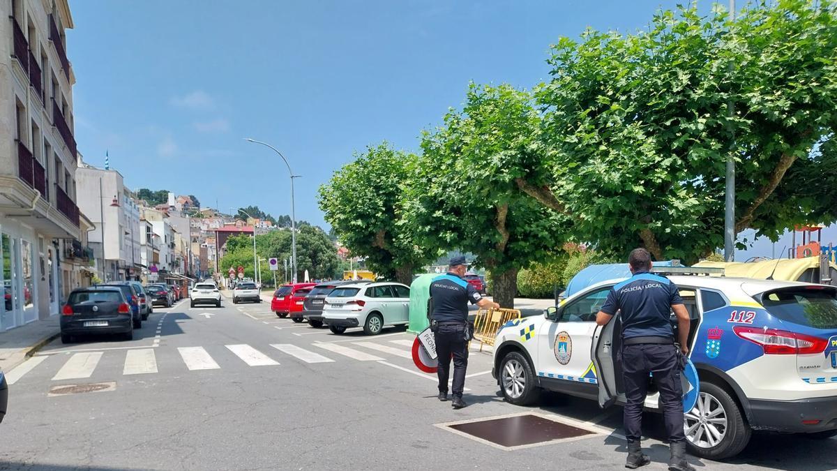 La Policía Local de Bueu preparan este lunes la señalización del cierre peatonal en Banda do Río.