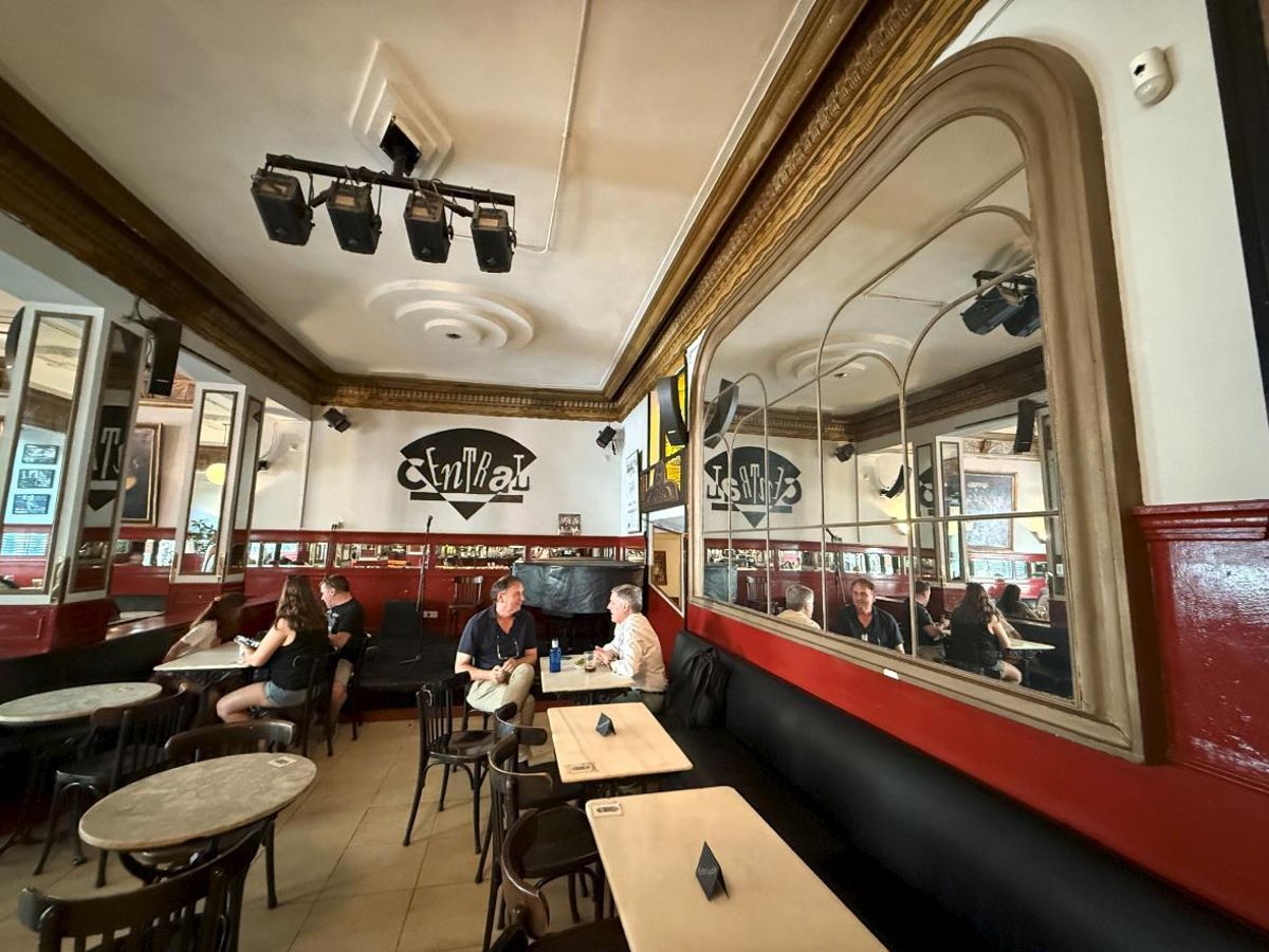 Interior del Café Central este jueves, con el escenario al fondo.