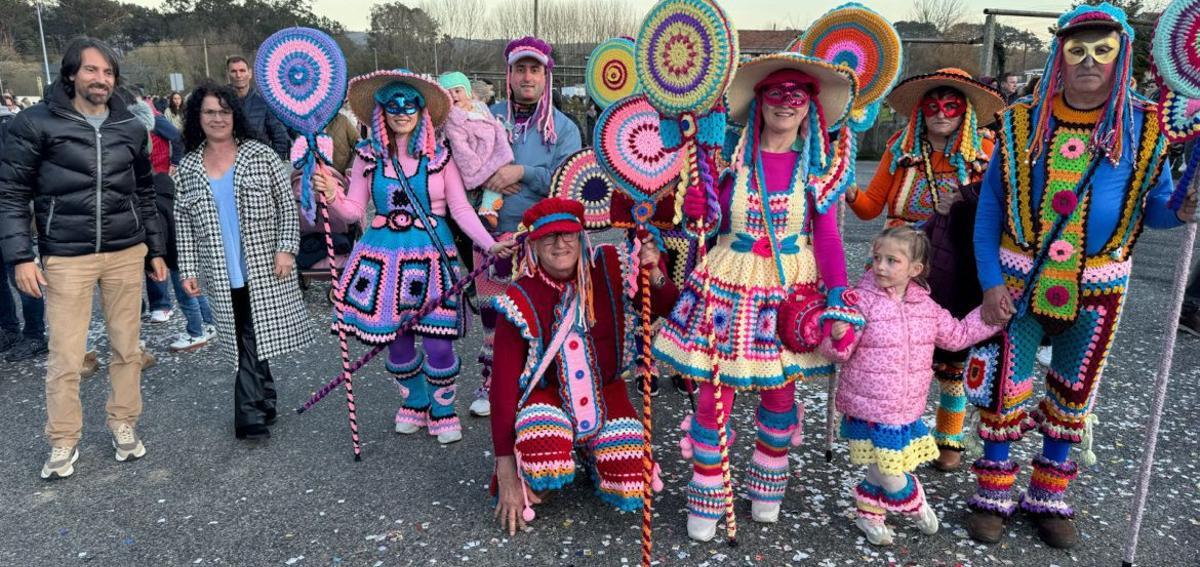Los vecinos de Portas disfrutan  de su desfile de Carnaval | FDV