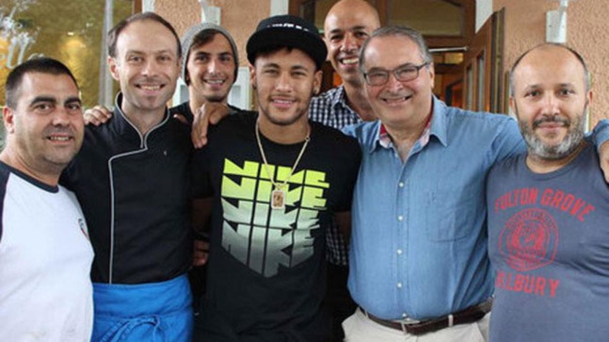 Neymar se fotografió junto a los trabajadores del restaurante &quot;La Padella&quot;