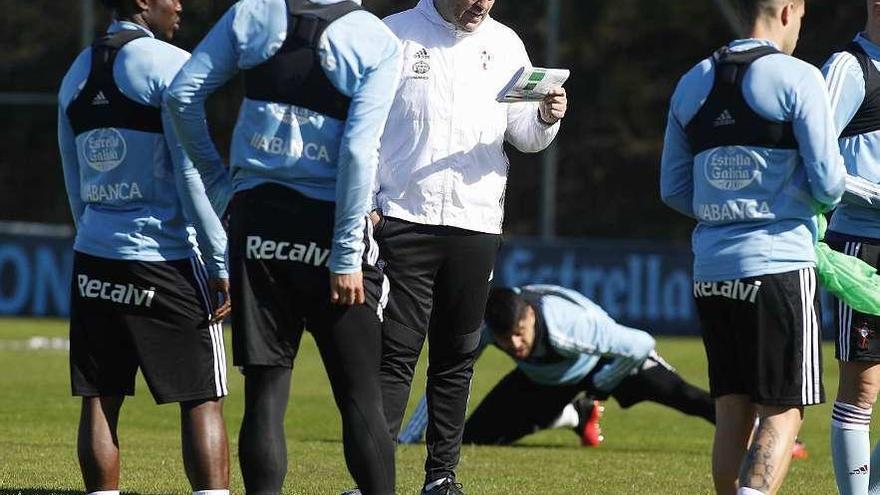 Óscar García, ayer en A Madroa, con varios jugadores del Celta. // RCCDV