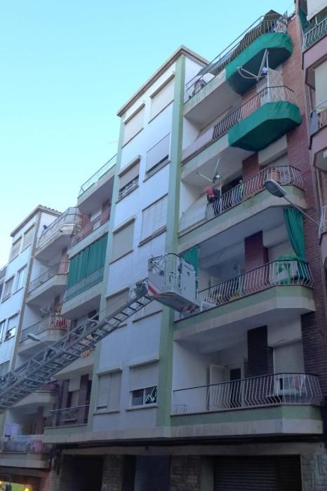 Els Bombers participen en un servei de telessistència al carrer Lepant