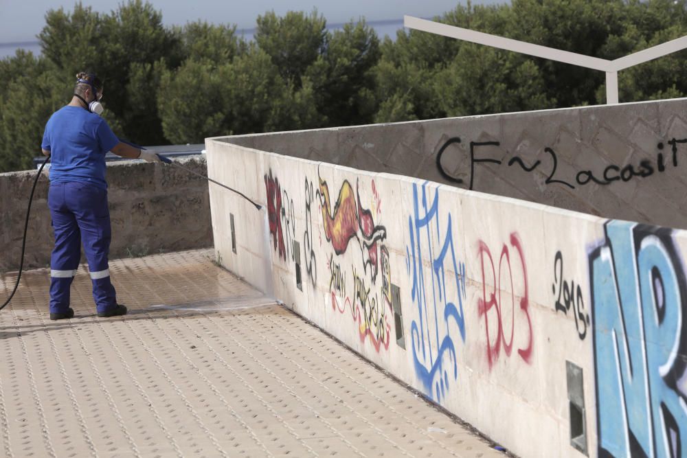 Limpieza de los gráfitis de la muralla de Palma