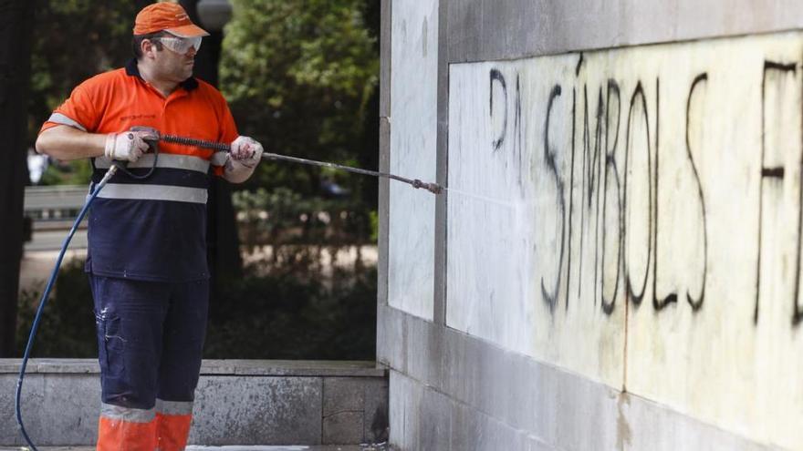 El Ayuntamiento borra las pintadas antifascistas de la cruz del Ribalta