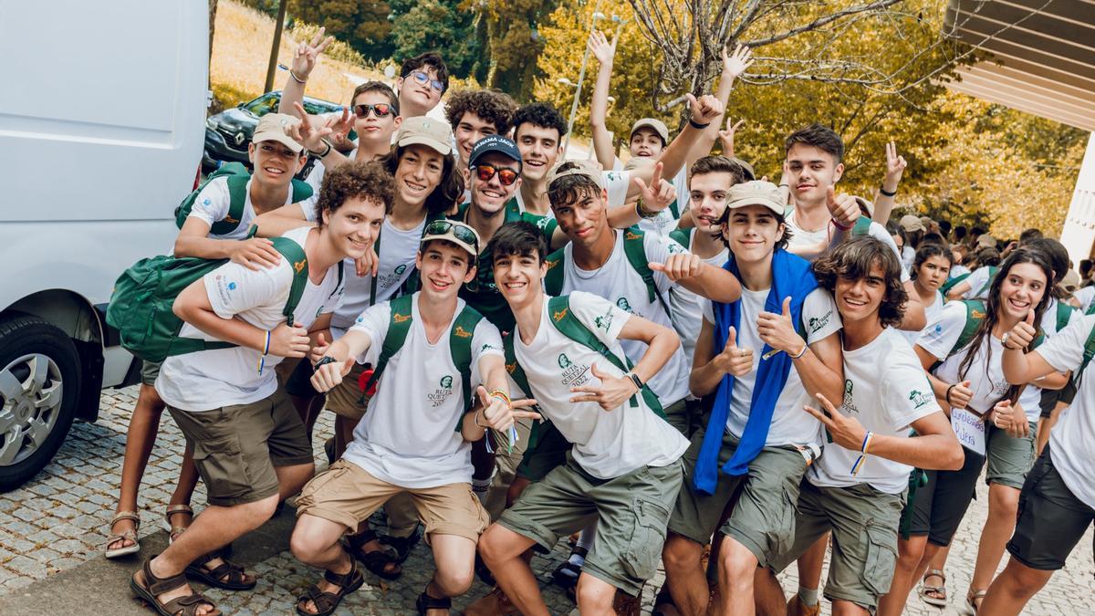 Juan de Jesús, el primero por la izquierda, junto a sus compañeros en la Ruta Quetzal