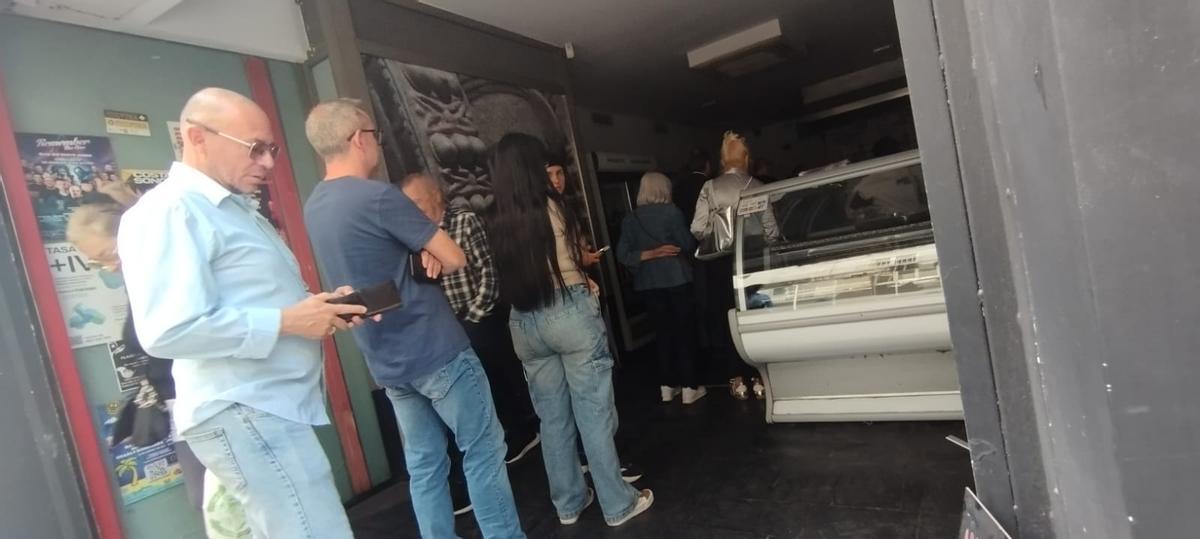 Colas en un puesto de venta de comidas en Juan Carlos I, en Elche