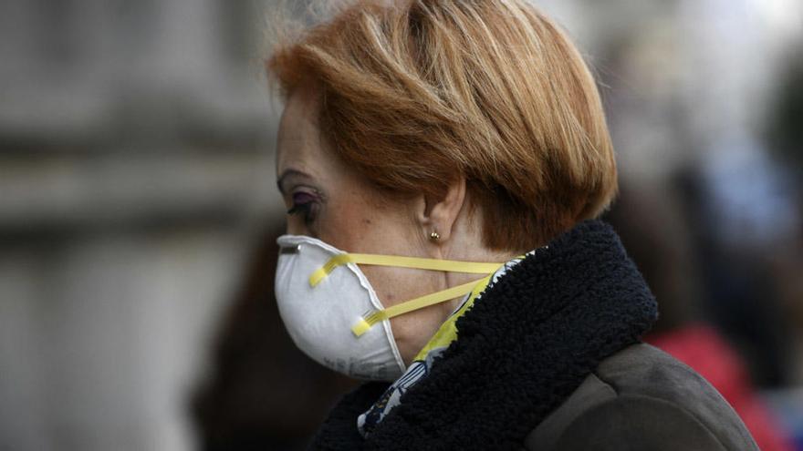 Una mujer en Madrid, llevando una mascarilla.