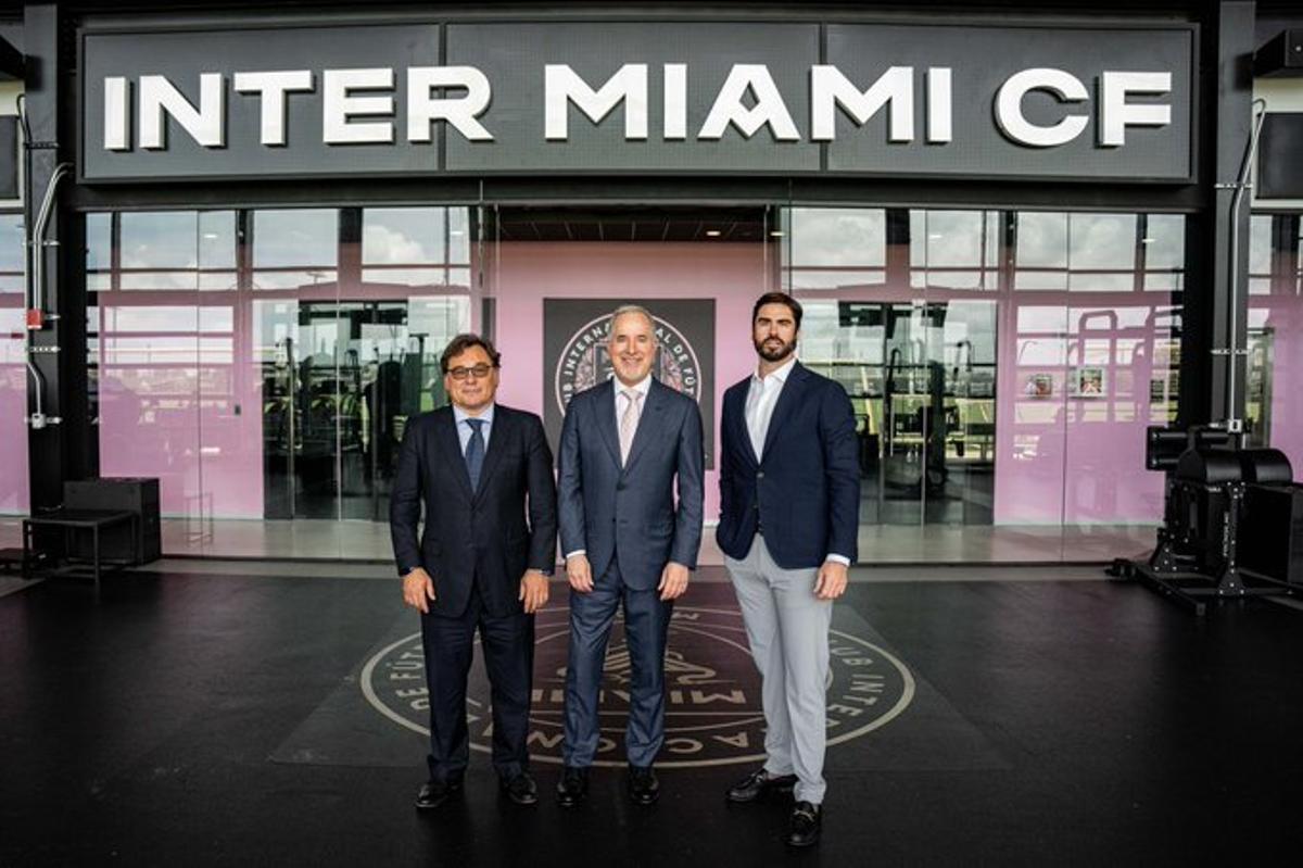 Raúl Sanllehí, a la izquierda, junto a Jorge Mas, en el centro y Xavi Asensi, también incorporado.