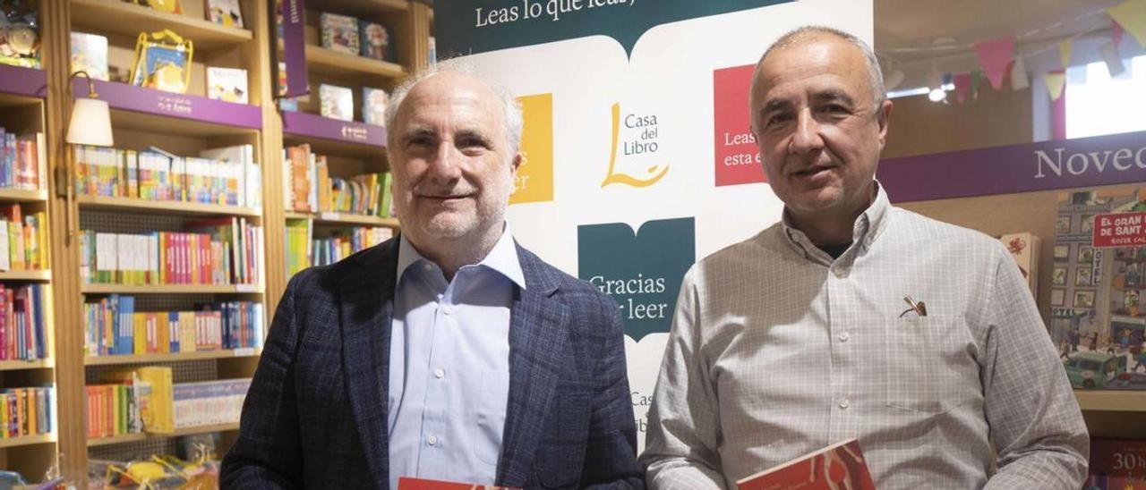 Marino Pérez y José Arresti, en Palma, con su libro que ha originado la polémica.