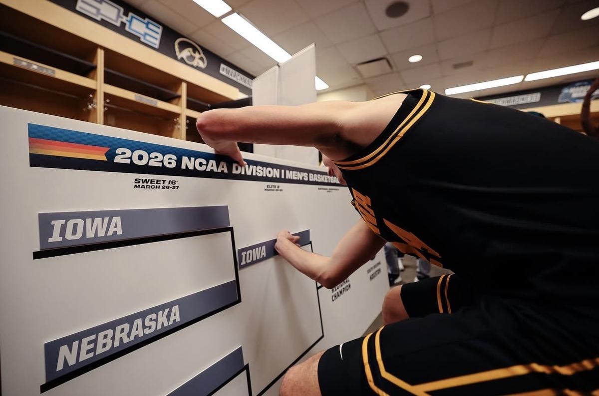 Sage poniendo a Iowa en el "Elite 8".