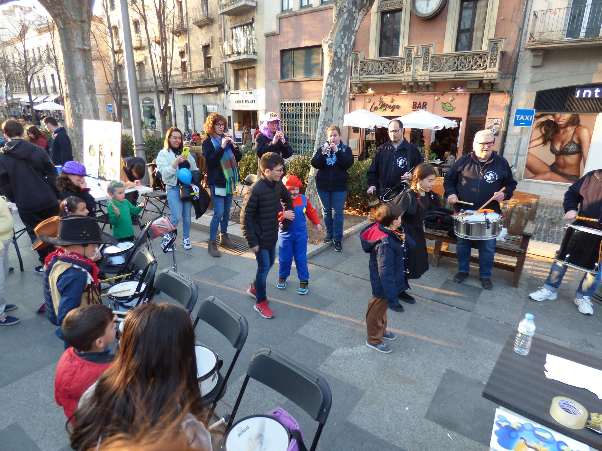 Centenars de persones celebren el carnaval a la rambla de Figueres