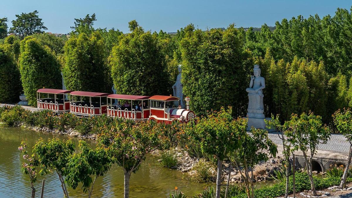 Tren turístico del Bacalhôa Buddha Eden.