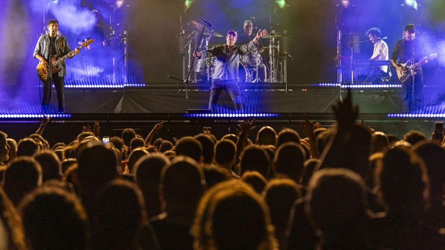 Un moment del concert de Lax’n’Busto al pati del Palau Firal de Manresa, el passat dissabte | OSCAR BAYONA
