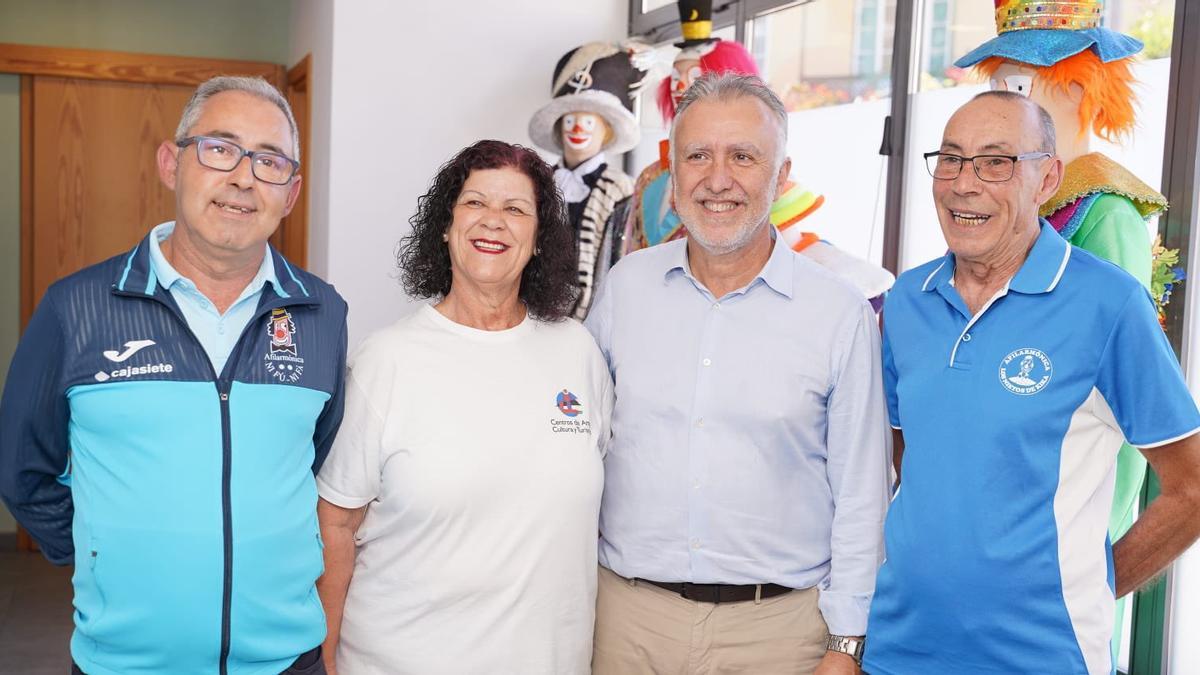 El presidente de Canarias, con los líderes de las tres murgas decanas.