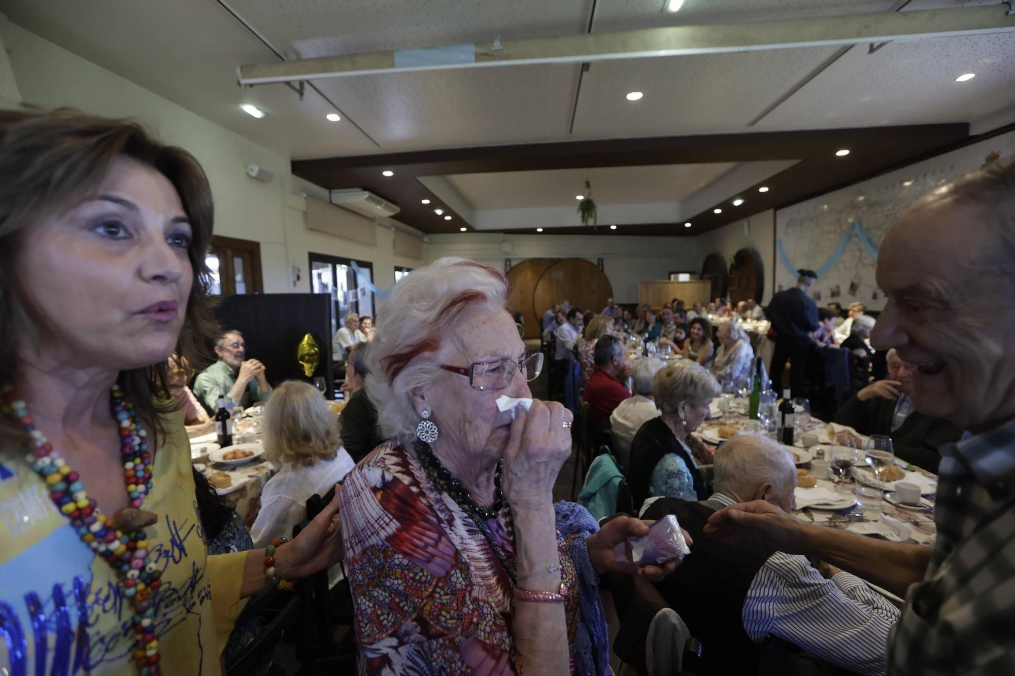 Asistentes al homenaje a Líber la del estanco de Cerdeño. 
