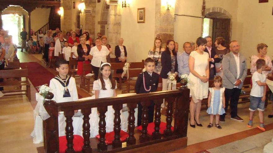 Tres niños reciben la primera comunión en Benia