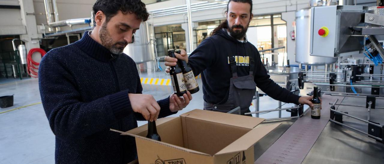 Roberto y Andrés Toledano en la fábrica de Porto do Molle.   | // ANXO GUTIÉRREZ