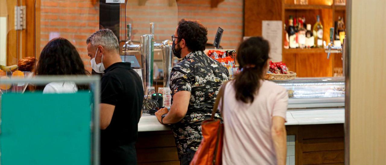 Clientes en una cafetería del aeropuerto de Ibiza.