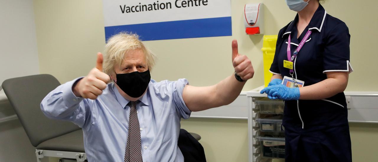 Boris Johnson recibe la vacuna de AstraZeneca