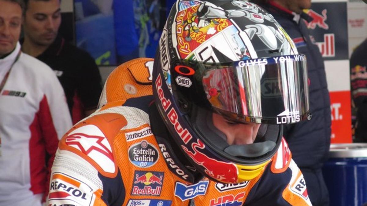 Márquez sale del box con el casco manga.