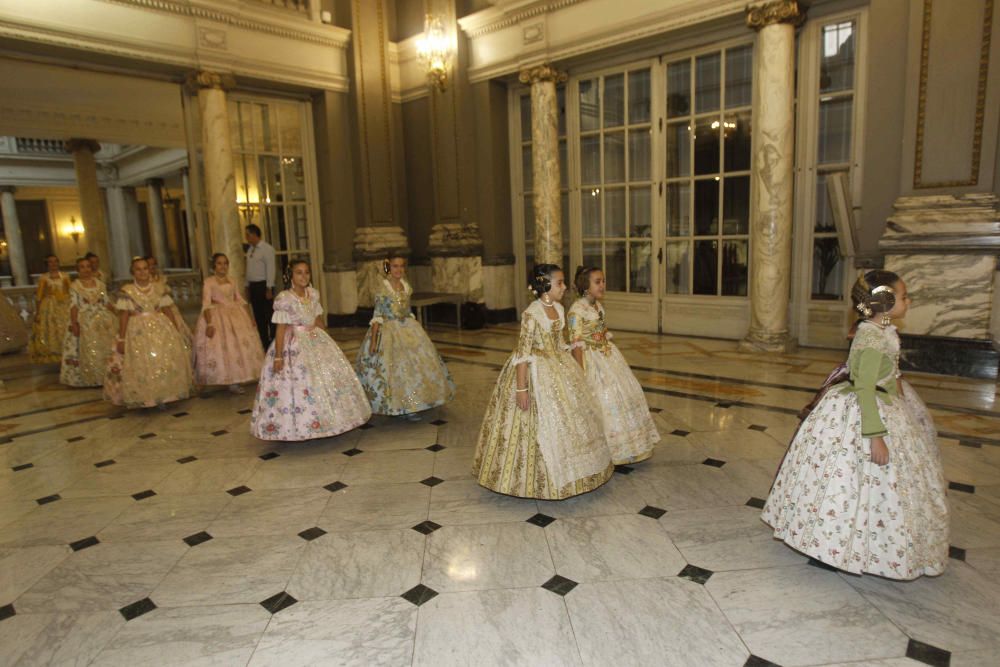 Las cortes de honor ensayan la proclamación de las falleras mayores