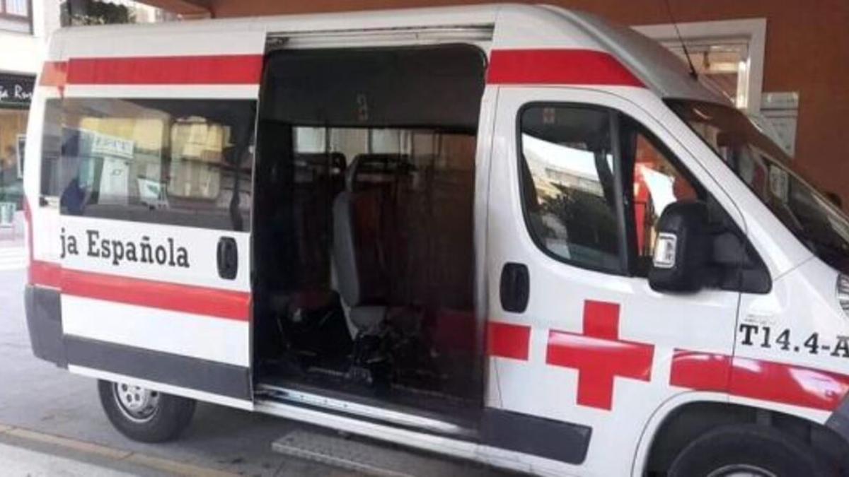 Vehículo empleado por Cruz Roja para la movilidad de vecinos y pacientes hasta el Hospital de Torrevieja, aparcado junto al Ayuntamiento