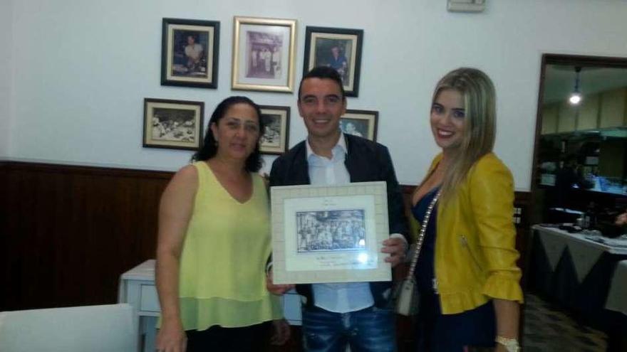 Aspas, con la foto que le regalaron, junto a su pareja y a la responsable de Casa Simón.