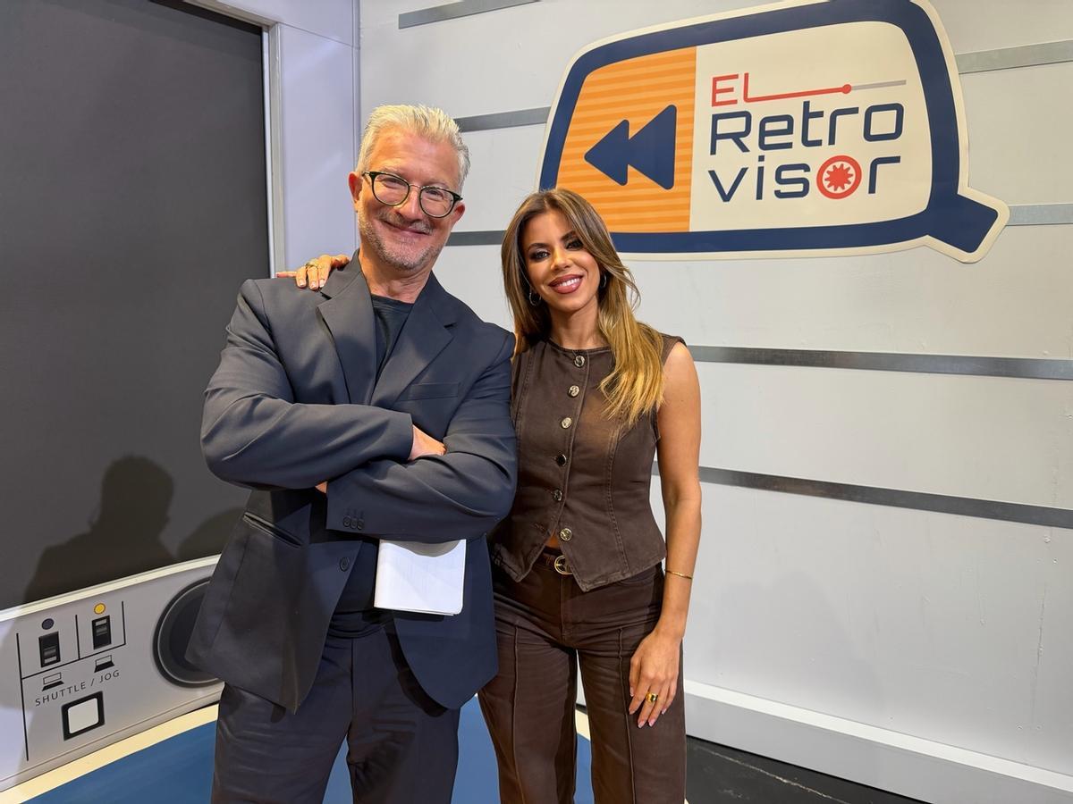 Josep Ramon Lluch i Anaïs Ordóñez, presentadores El retrovisor, cada sábado a las 21:45 en À Punt.