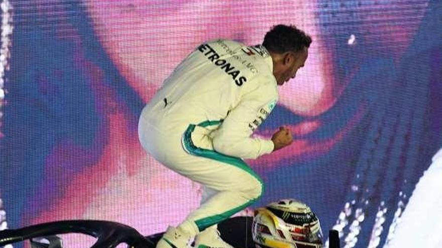 Hamilton celebra el triunfo sobre su monoplaza al finalizar la carrera.