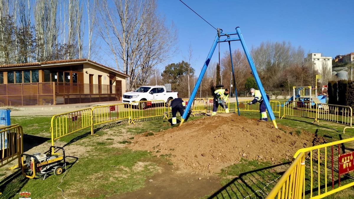 Empleados municipales realizando labores de conservación y seguridad en el parque de juego del Prado de las Pavas